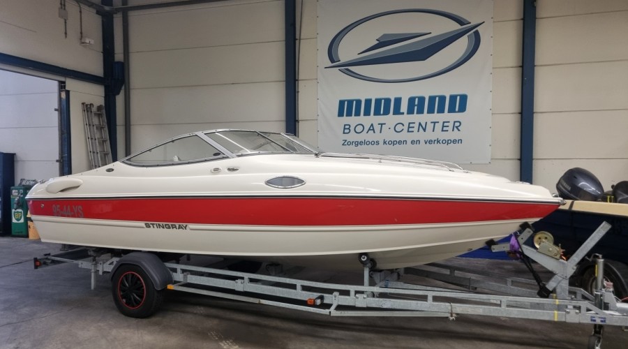 Stingray 205 CX 5.0 MPI met trailer en slechts 149 uur